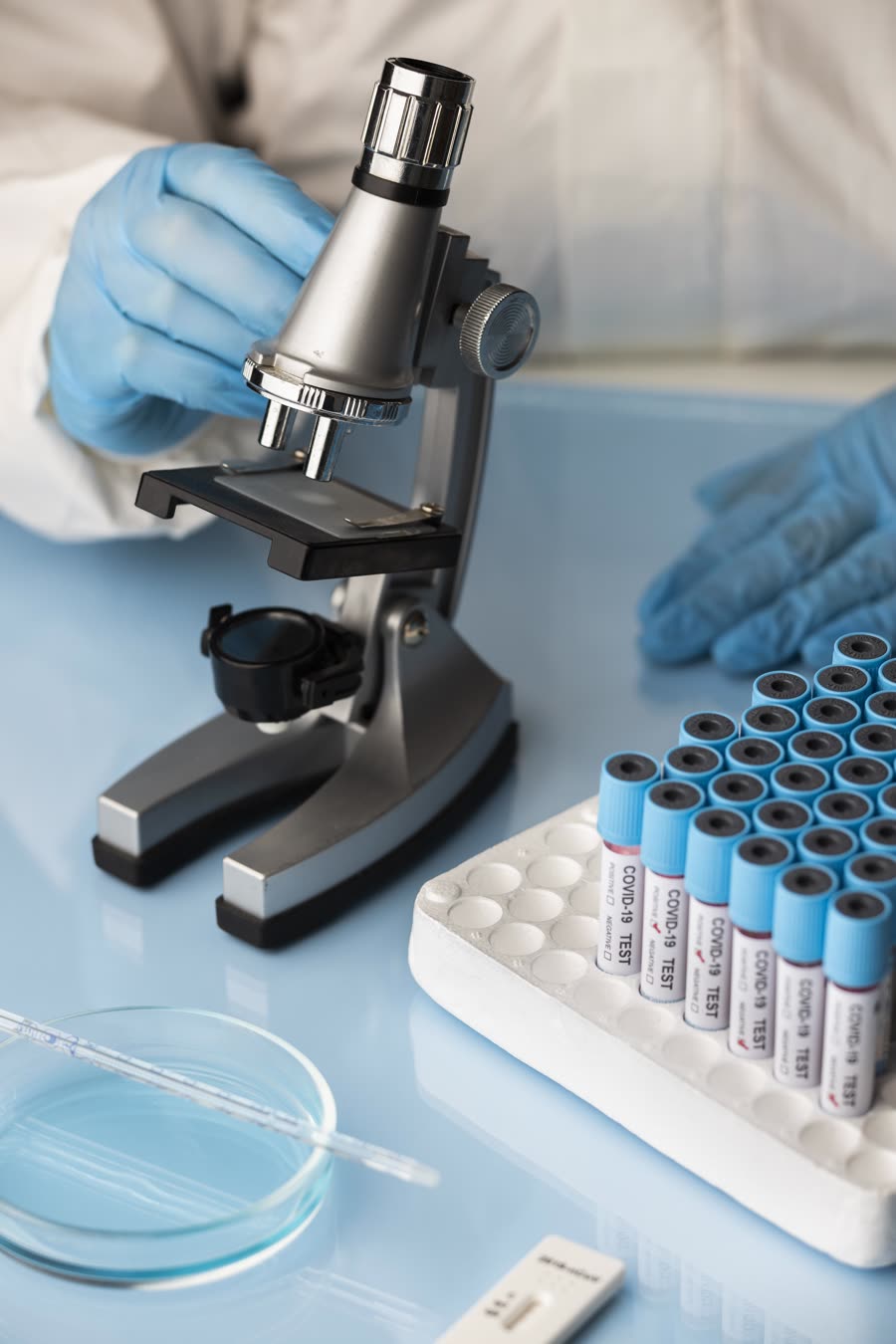 Especialista de ADH analizando muestras clínicas con microscopio