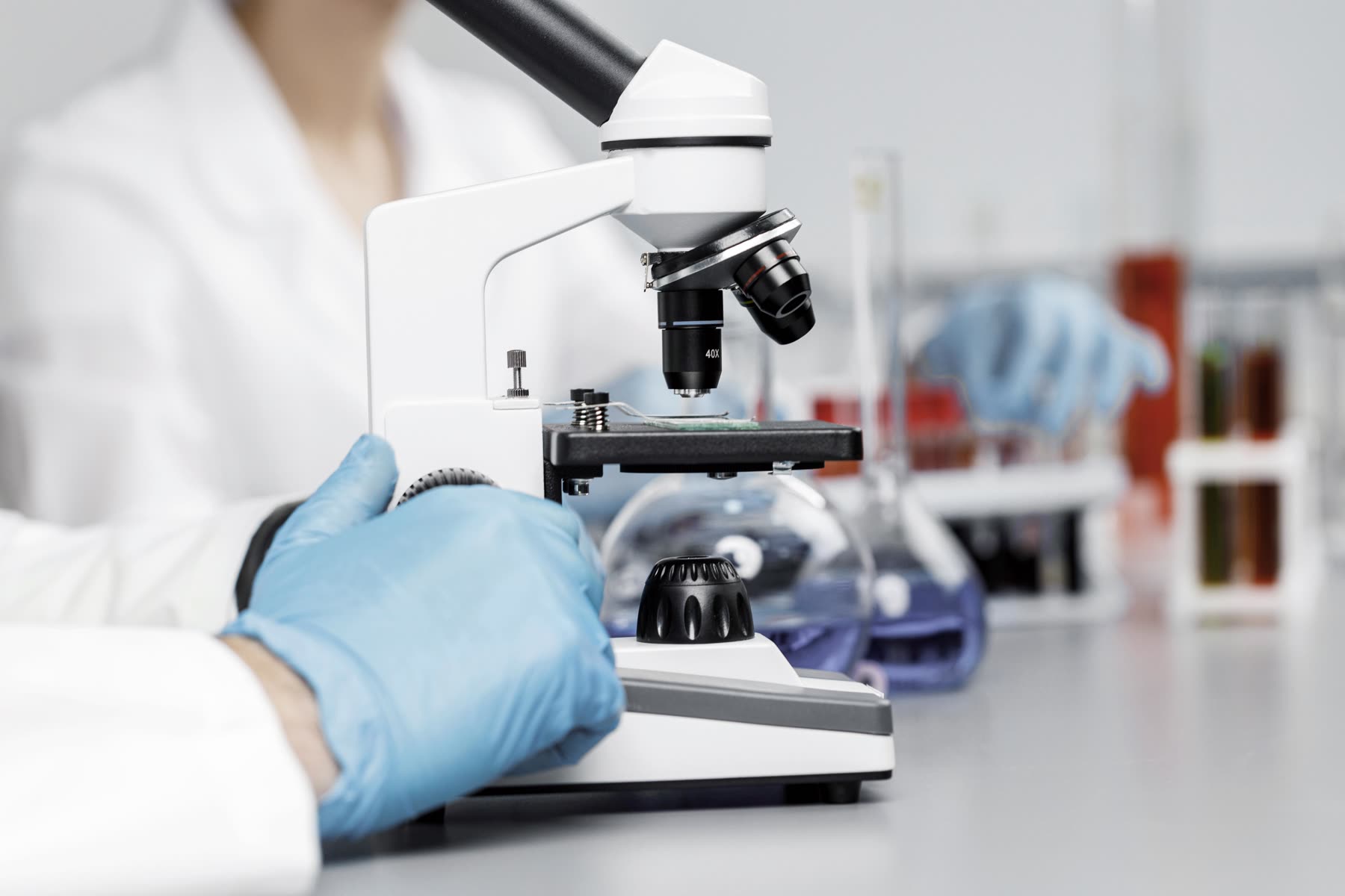 Personal de ADH listo para atenderte en el laboratorio