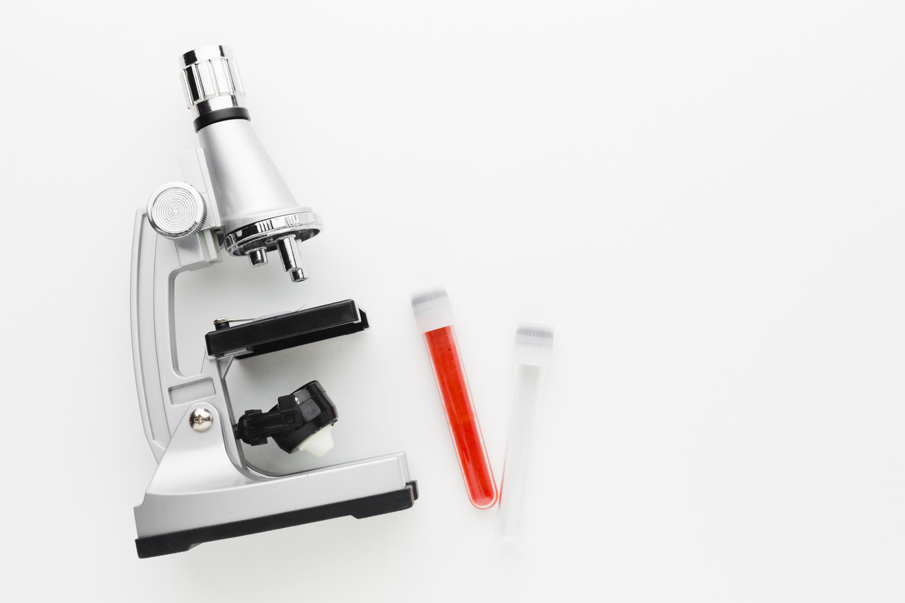 Microscopio y tubos de muestra listos para análisis en ADH